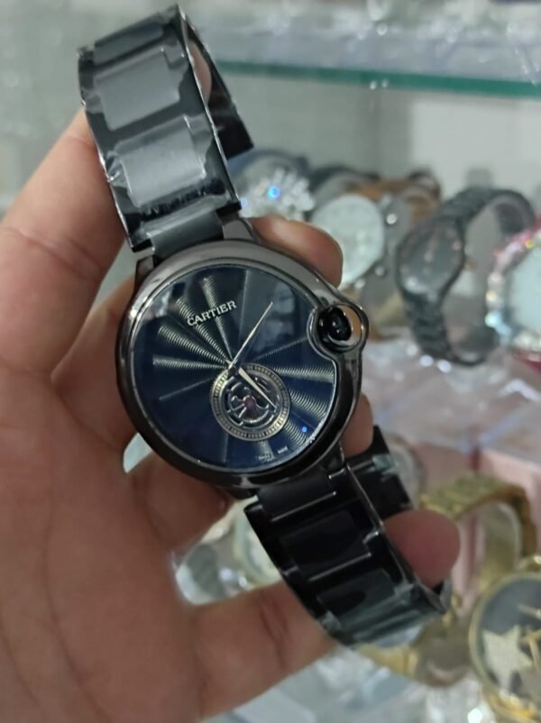 Cartier saatı qara reng