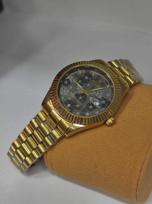 Rolex saati kisi ucun qizili