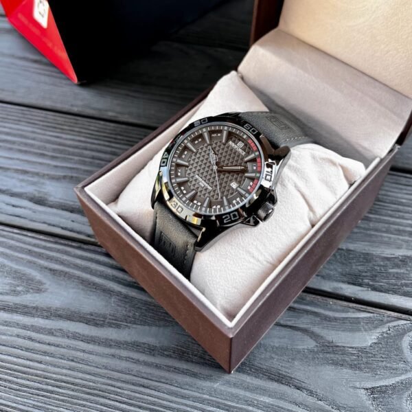 Naviforce saati