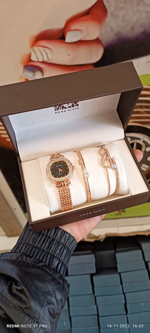 Anne Klein saati