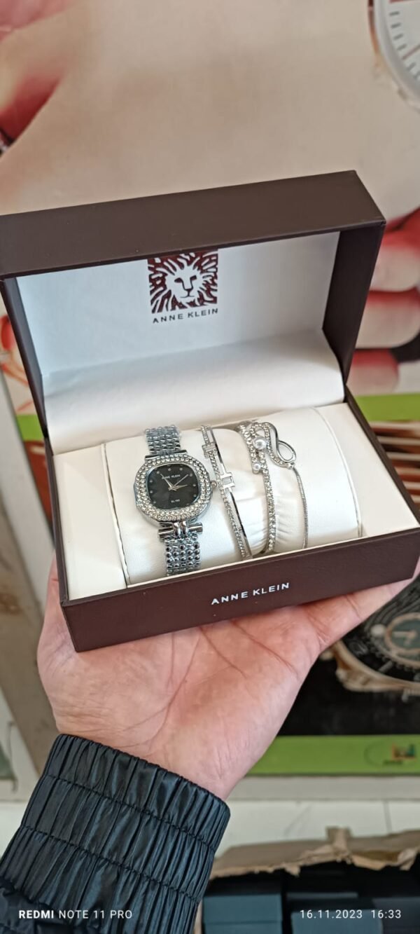 Anne Klein saati