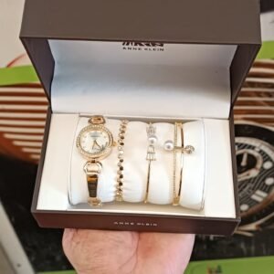 Anne Klein saati