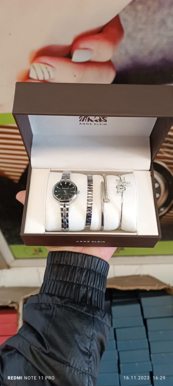Anne Klein saati