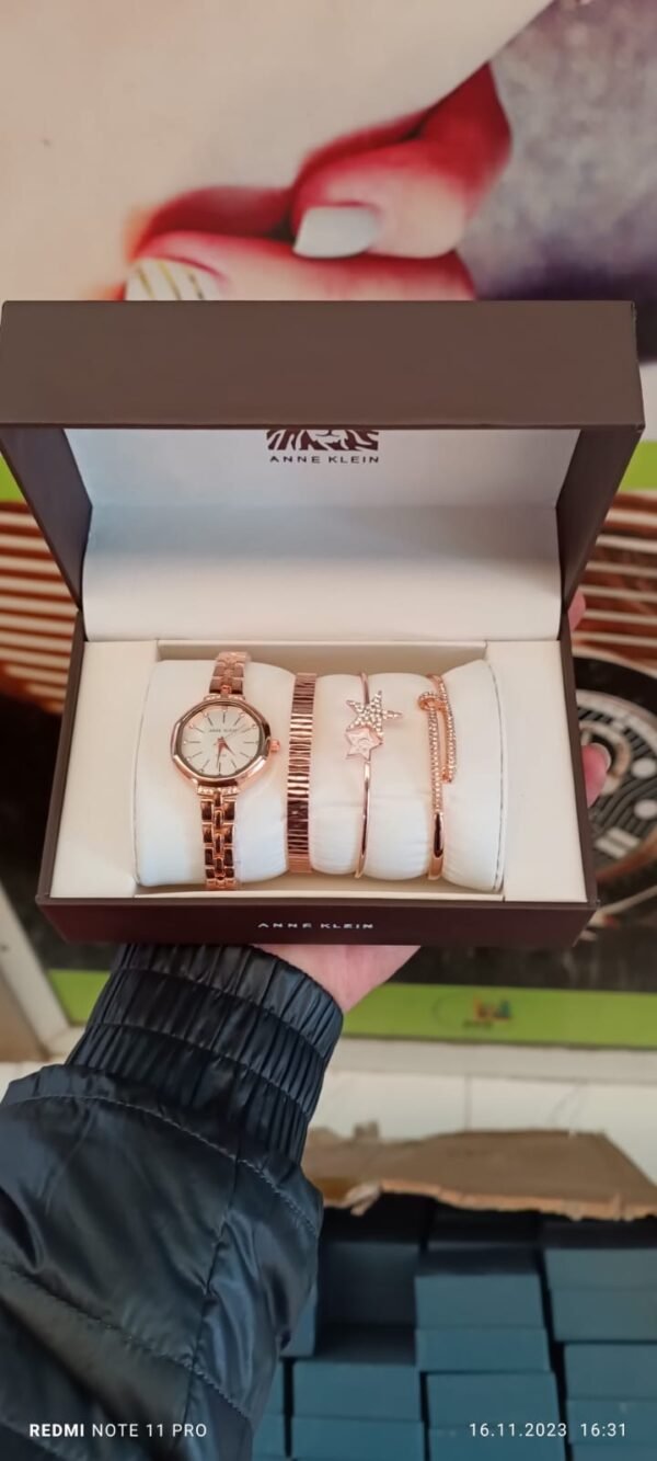 Anne Klein saati