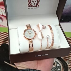 Anne Klein saati