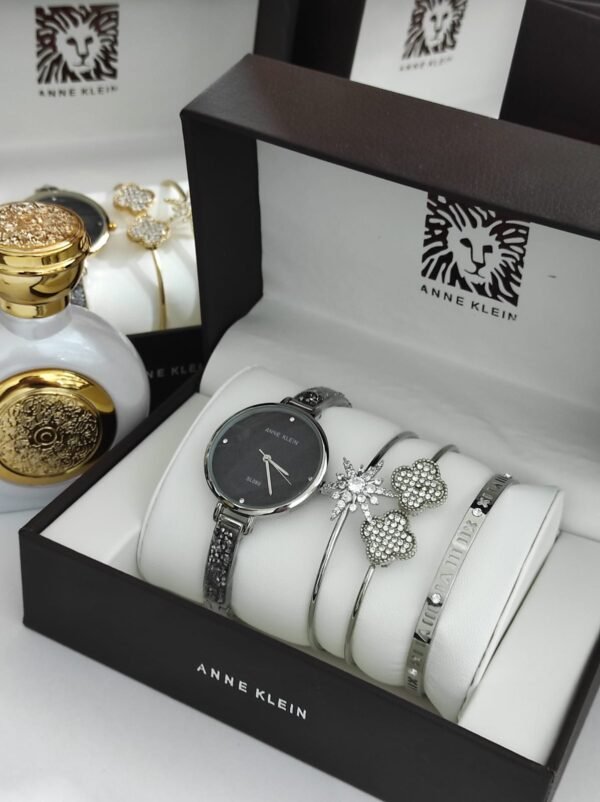 Anne Klein saati