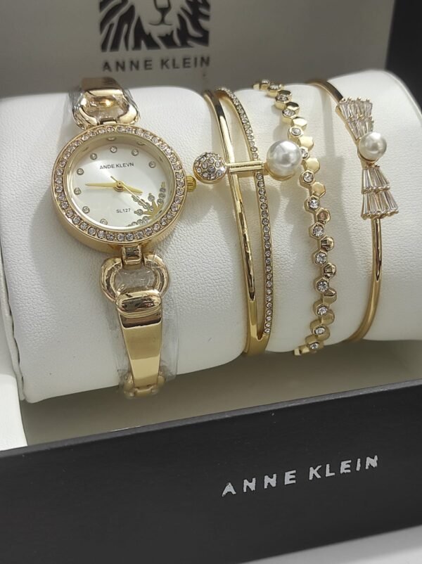 Anne Klein saati