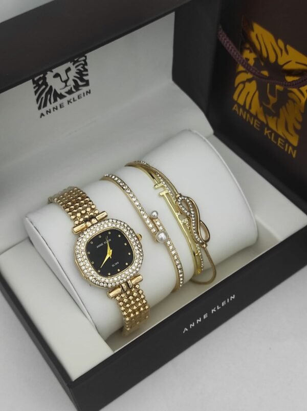 Anne Klein saati