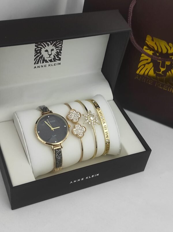 Anne Klein saati