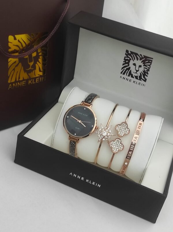 Anne Klein saati
