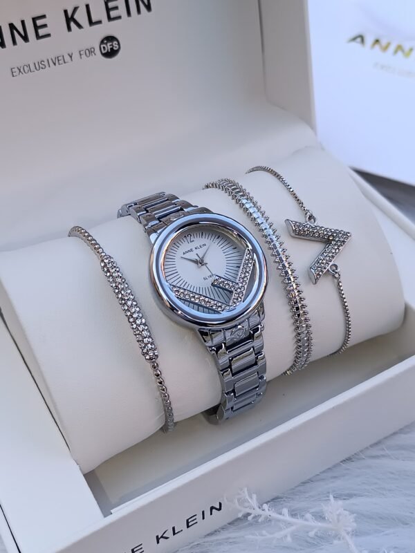 Anne Klein saati
