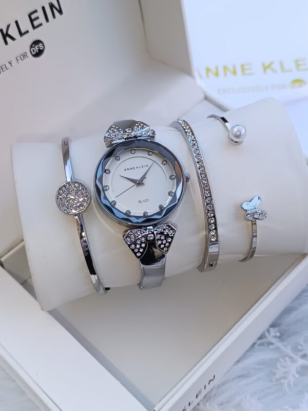 Anne Klein saati