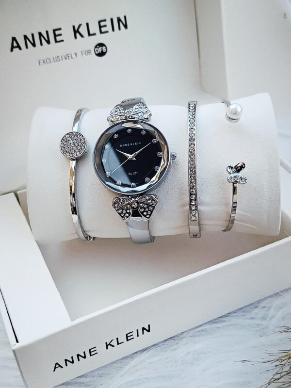 Anne Klein saati