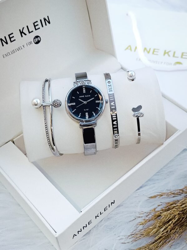 Anne Klein saati
