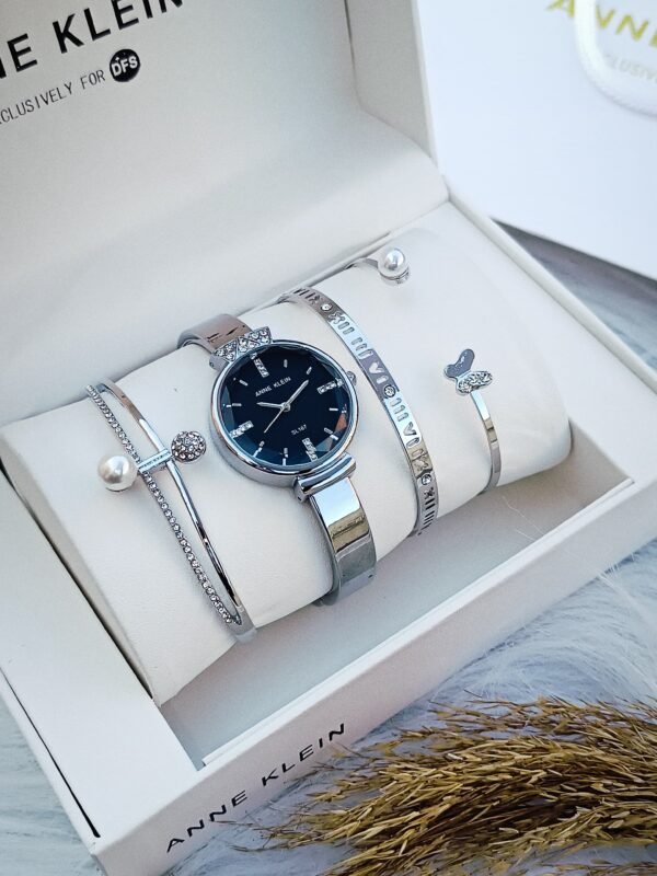 Anne Klein saati