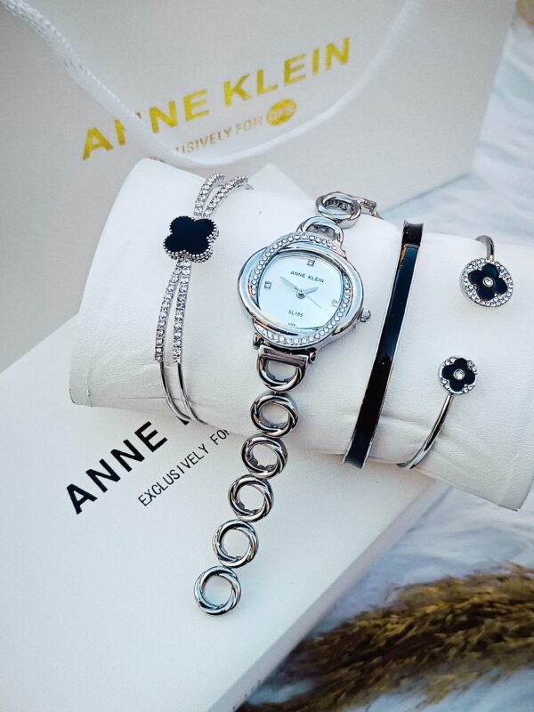 Anne Klein saati