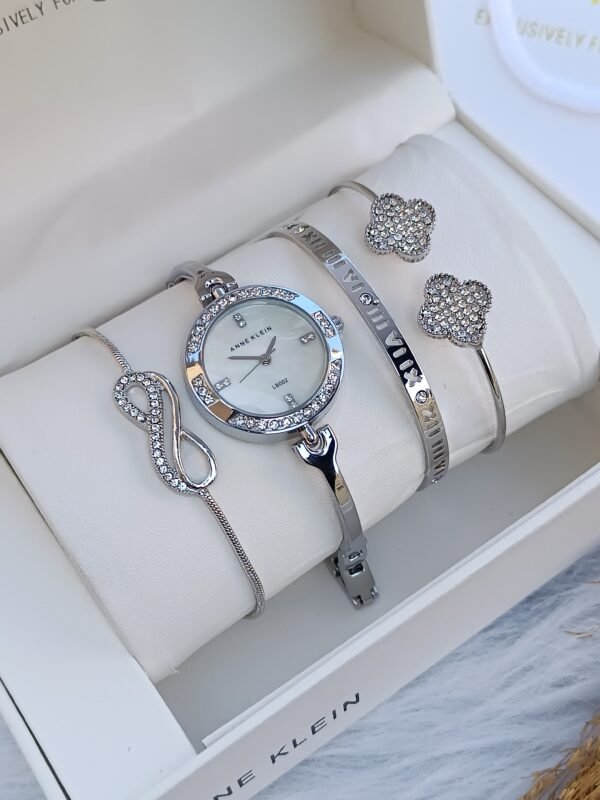 Anne Klein saati