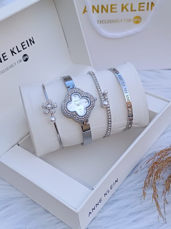 Anne Klein saati