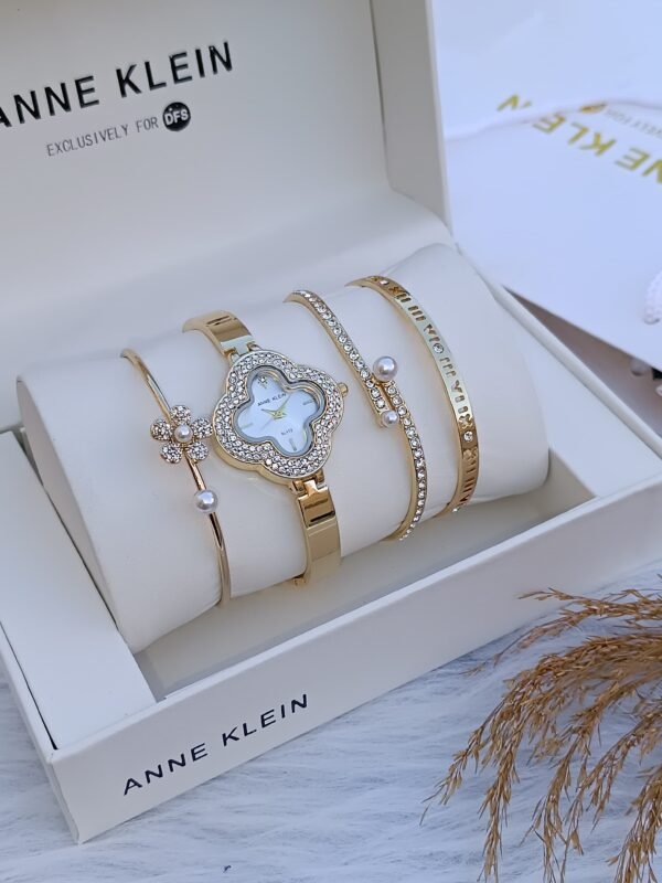 Anne Klein saati