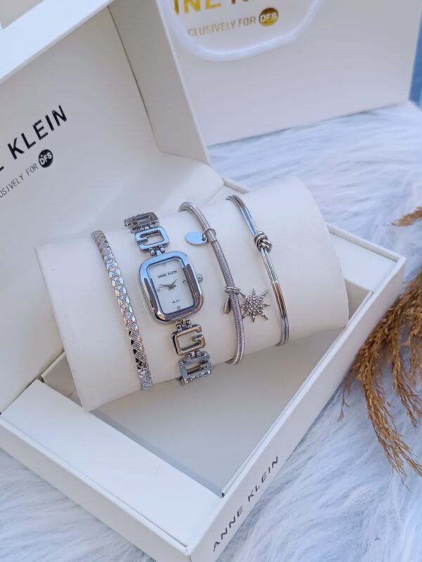 Anne Klein saati