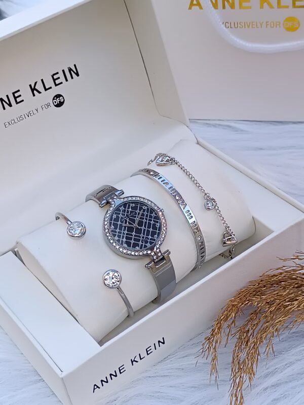 Anne Klein saati