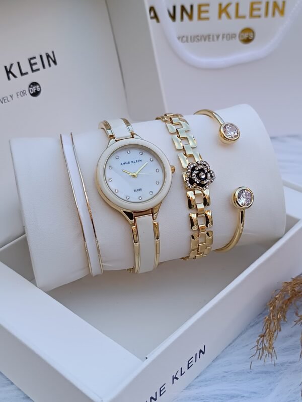 Anne Klein saati