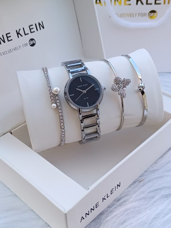 Anne Klein saati