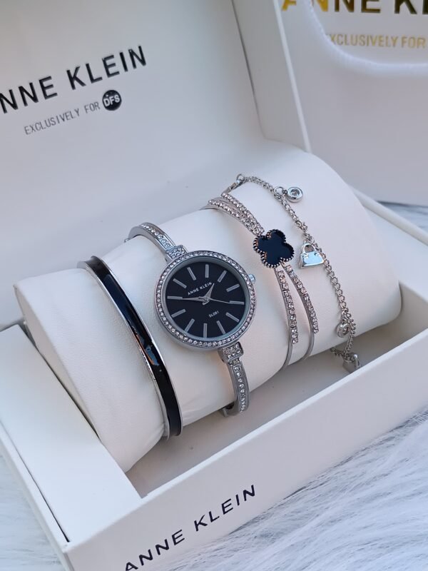 Anne Klein saati